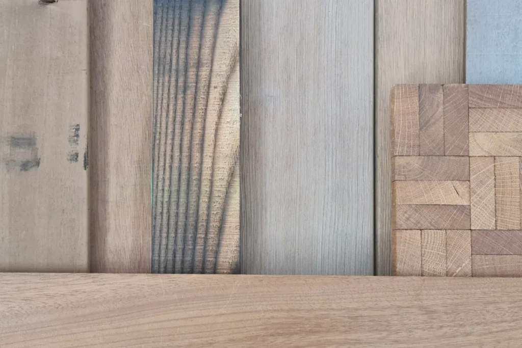 Een materiaalpalet van verschillende gecertificeerde houtsoorten, duurzame houten gevelbekleding en mozaïekparket voor biobased bouwen door Blossom Architecture in Zwolle.